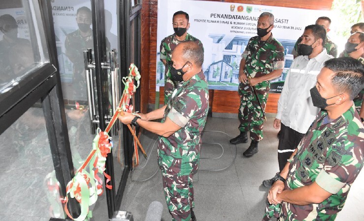 POTONG | Pangdam XVIII/Kasuari memotong pita peresmian rumah dinas jajaran Kodam usai diresmikan serentak secara virtual oleh KSAD, Jenderal Dudung Abdurachman. (Foto: Pendam Kasuari)