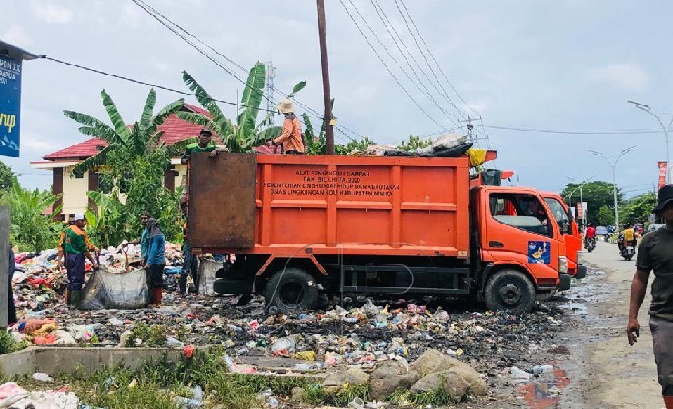 SAMPAH | Petugas kebersihan DLH mengangkat sampah di TPS. (Foto: Anya Fatma/Seputarpapua)