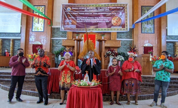 Suasana pemotongan tumpeng dalam perayaan HUT PI di Gereja GKI Diaspora. (Foto: Kristin Rejang/Seputarpapua)