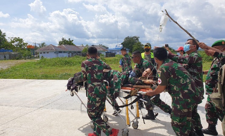EVAKUASI | Proses evakuasi Prada Giyade Ramadhani Fattah yang menjadi korban penembakan oleh kelompok separtis di Pos Titigi, Kabupaten Intan Jaya, Papua, Sabtu (05/02/2022). (Foto: Pendam Cenderawasih)