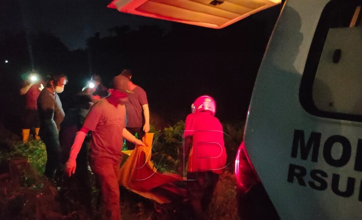 EVAKUASI | Petugas kepolisian dan rumah sakit umum daerah mengevakuasi jasad korban dari lokasi ditemukan menuju kamar jenazah RSUD Mimika, Papua. (Foto: Saldi/Seputarpapua)