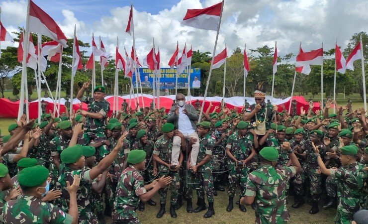 Bupati Merauke Romanus Mbaraka bersama pejabat baru Danrem 174/ATW, Brigjen TNI Evi Reza Pahlevi dan Brigjen TNI Bangun Nawoko saat diusung prajurit TNI