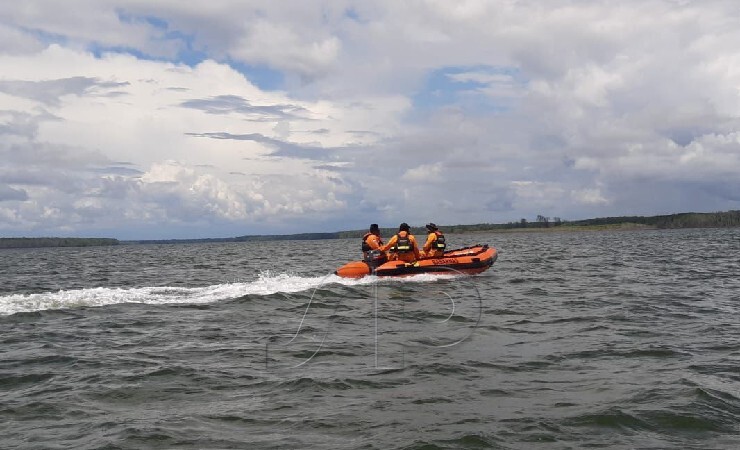 Tim SAR Gabungan lakukan pencarian atas Pius Iwitiyu di perairan laut Mimika, Papua, Sabtu (12/2/2022) sore. (Foto: Humas SAR Timika)