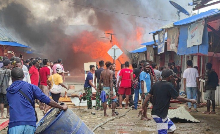 Aparat keamanan bersama warga saat menadamkan api di Tolikara, Papua. (Foto: Humas Polda Papua)