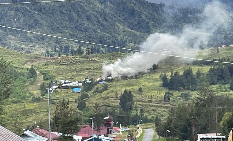 KKB membakar honai milik warga di Kabupaten Puncak, Papua, Minggu (20/2/2022). (Foto: Humas Polda Papua)