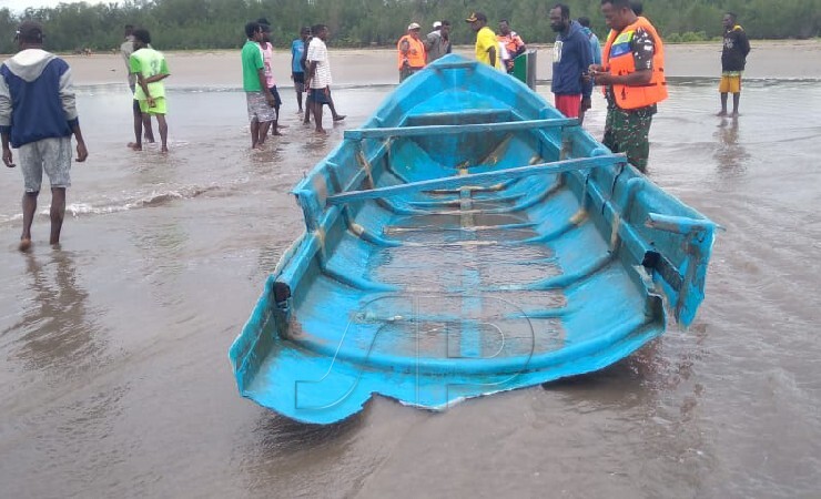 TEMUKAN | Perahu yang ditumpangi korban ditemukan warga dipinggir pantai, sementara dua korban belum ditemukan. (Foto: Ist/Seputarpapua)