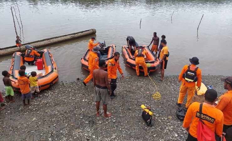 Tim SAR lakukan persiapan dimulainya operasi pencarian atas pasutri yang hilang di Muara Migiyawa, Kokonao, Papua. (Foto: Humas SAR)