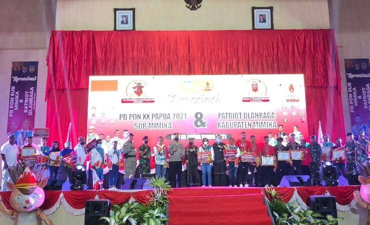 Foto bersama Patriot Olahraga Kabupaten Mimika usai menerima hadiah dari Pemkab Mimika. (Foto: Anya Fatma/Seputarpapua)