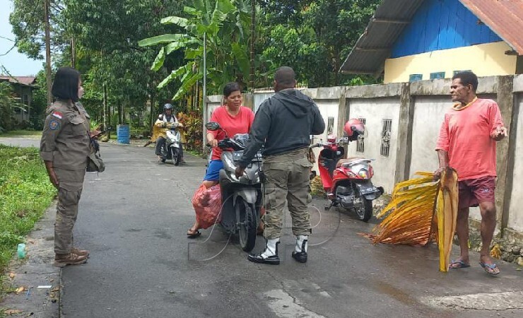 Petugas Satpol PP saat memberikan sosialisasi kepada masyarakat yang mau membuang sampah (Foto: Ist for Seputarpapua)