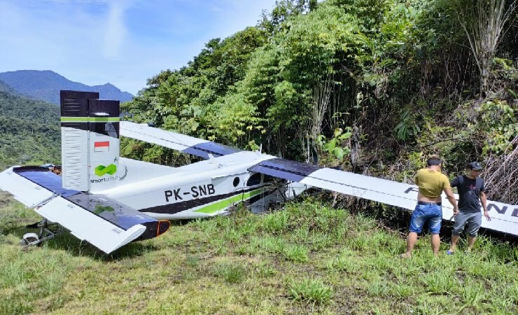 Pesawat Pilatus Smart PK-SNB alami insiden saat hendak mendarat di Lapangan Terbang Perintis Kampung Bayabiru, Paniai, Papua pada Sabtu (26/2/2022). (Foto: Humas Polda Papua)