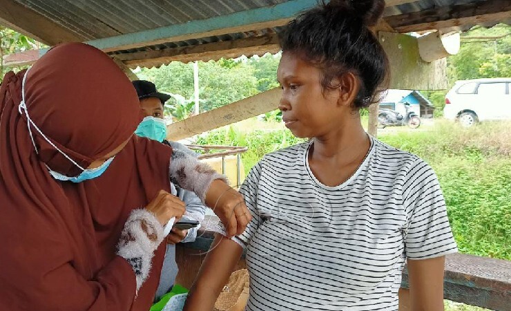 PERIKSA | Tenaga Kesehatan (Berkerudung) saat mengukur lingkar lengan seorang ibu hamil di Kampung Iwaka. (Foto: Kristin Rejang/Seputarpapua)