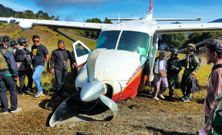KECELAKAAN | Pesawat jenis Pilatus milik PT Spirit Avia Sentosa (SAS) yang dipiloti Captain Alion Belau mengalami insiden kecelakaan di Bandara Bilorai, Sugapa, Intan Jaya, Papua, Senin (28/2/2022). (Foto: Humas Polda Papua)