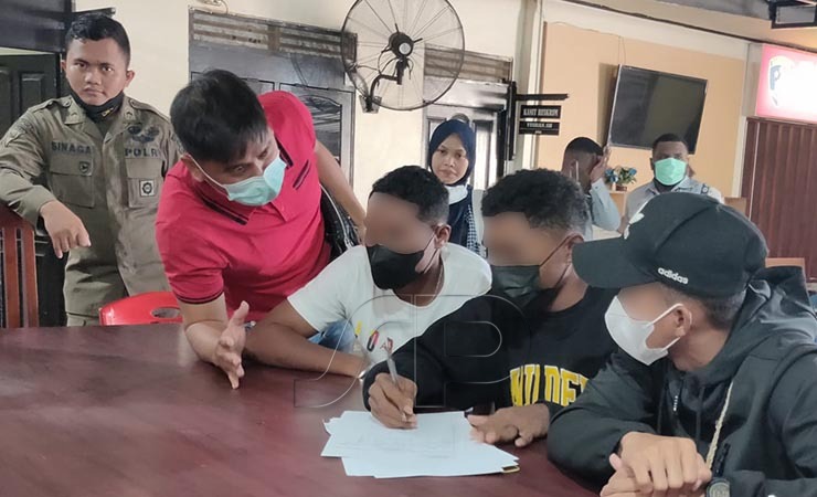 DITAHAN | Tiga pemain futsal dari tim Nusantara yang menjadi pelaku kasus pemukulan wasit nasional di Timika, Papua, saat menandatangani berita acara di Mapolsek Mimika Baru. (Foto: Saldi/Seputarpapua)