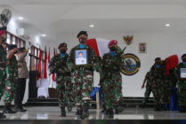 Dua jenazah Prajurit Marinir TNI AL yang gugur diserang kelompok separatis di Distrik Kenyam, Kabupaten Nduga, Papua, diberangkatkan ke kampung halaman masing-masing, Senin (28/3/2022). (Foto: Sevianto / Seputarpapua)