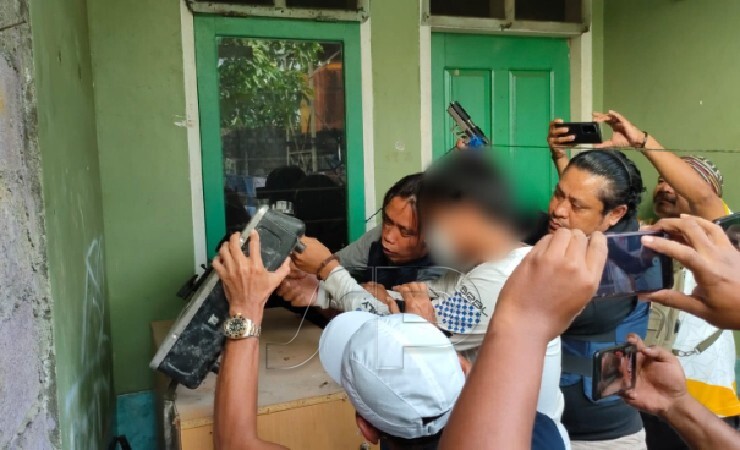 BARANG BUKTI | Pelaku (pakai masker) menunjukan Narkotika jenis Sabu yang disembunyi dibalik kompor gas rusak kepada petugas BNN Mimika. (Foto: Saldi Hermanto/SeputarPapua)