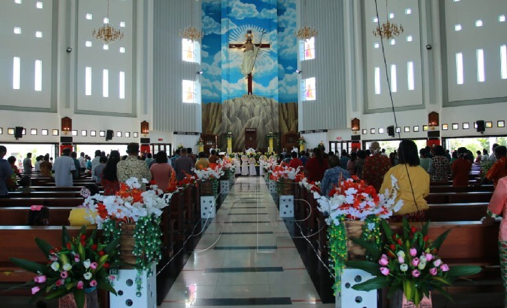 ILUSTRASI | Misa Paskah di Gereja Katedral Tiga Raja Timika, Papua tahun 2021 lalu. (Foto: Sevianto Pakiding/Seputarpapua)