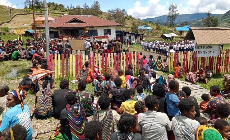 AKSI | Masyarakat di Distrik Sinak, Kabupaten Puncak, Papua, melakukan aksi demontrasi menolak pergantian Kapolsek dan Danramil Sinak, Rabu (2/3/2022). (Foto: Pendam XVII/Cenderawasih)