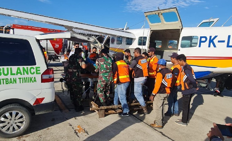 Korban Pratu Heriyanto saat tiba di Bandara Mozes Kilangin menggubakan pesawat Asia One PK-LTF, Jumat (4/3/2022) pagi. Foto: ist