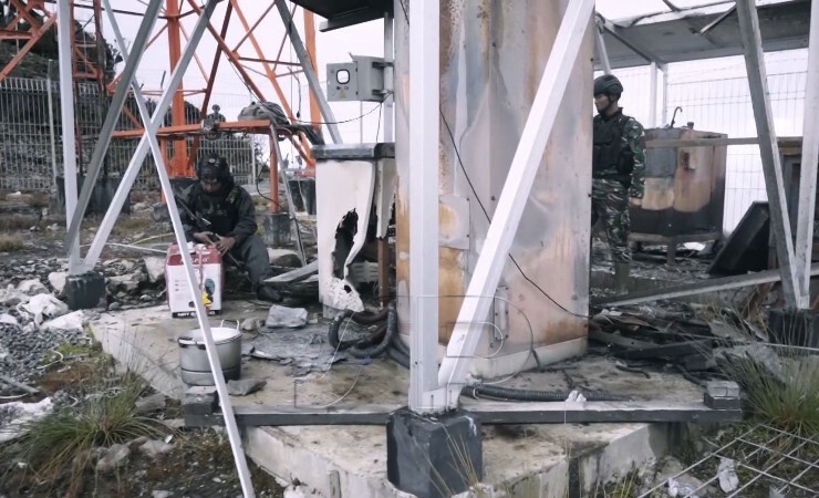 Personel TNI saat mendampingi pekerja kembali ke area BTS 3 lokasi kerja 8 pekerja yang menjadi korban pembantaian. (Foto: Capture YouTube Palapa Timur Telematika)