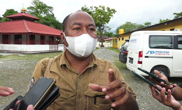 Kepala Komnas HAM Perwakilan Wilayah Papua, Frits Ramandey memberikan keterangan kepada jurnalis di Timika, Jumat (4/3/2022). (Foto: Yonri Revolt/Seputarpapua)