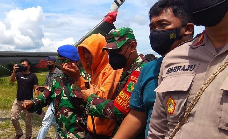 EVAKUASI | Korban Nelson Sarira berhasil dievakuasi menggunakan helikopter TNI tiba di Timika. (Foto: Ist)