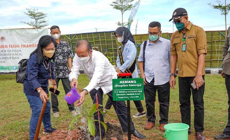 Sekretaris Jenderal Kementerian Lingkungan Hidup dan Kehutanan (LHK), Bambang Hendroyono saat menanam pohon. (Foto: Ist)