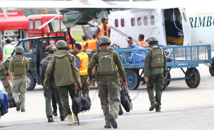 Para anggota Satuan Tugas Damai Cartenz berangkat dari Timika guna lakukan evakuasi Nelson Sarira, korban selamat dari pembantaian KKB di Beoga Barat, Sabtu (5/3/2022). (Foto: Sevianto/Seputarpapua)