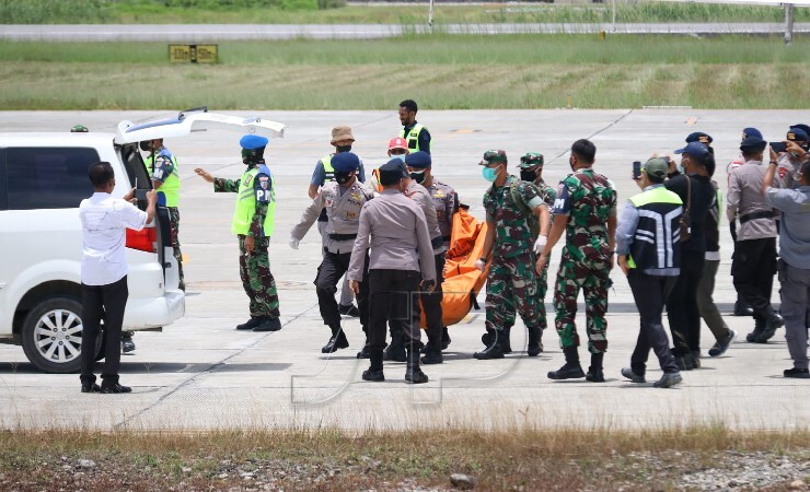 Delapan jenazah korban pembantaian KKB di Beoga, Kabupaten Puncak, Papua tiba di Bandara Mozes Kilangin, Timika, Kabupaten Mimika. (Foto: Saldi Hermanto/ Seputarpapua)