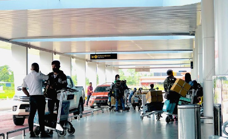 BANDARA | Aktifitas Pelaku Perjalanan di Terminal Baru Bandara Mozes Kilangin Timika. (Foto: Anya Fatma/Seputarpapua)