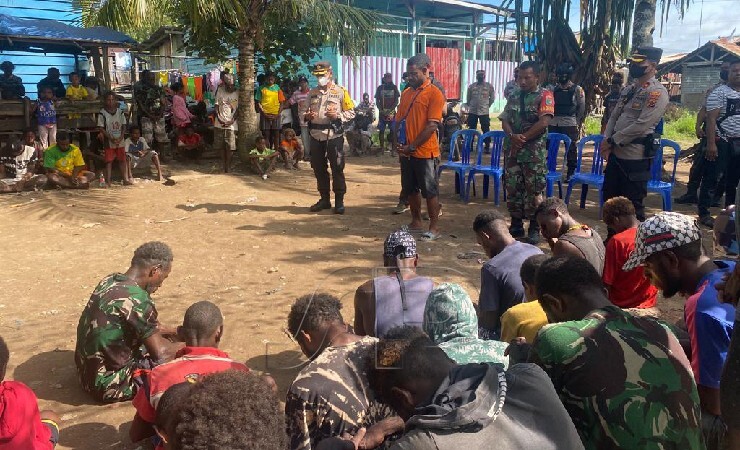 Polisi memberikan pengarahan kepada dua kelompok yang bertikai di Merauke, Papua, Rabu (9/3/2022). (Foto: Emanuel/Seputarpapua)