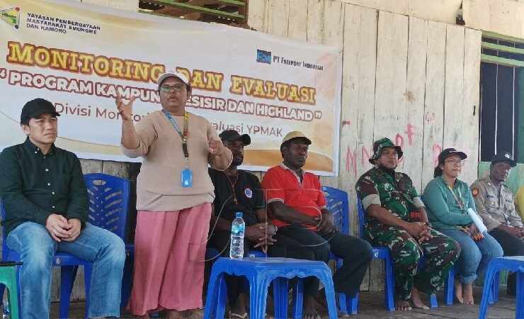 ARAHAN | Wakil Direktur Perencanaan Program YPMAK Nur Ifa Karupukaro saat menyampaikan arahan kepada masyarakat kampung. (Foto: Mujiono/Seputarpapua)