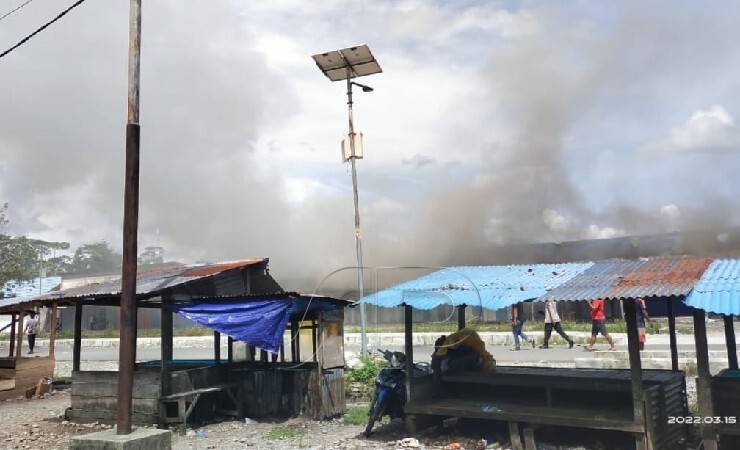 PEMBAKARAN | Aksi pembakaran terjadi akibat kerusuhan saat unjuk rasa penolakan daerah otonomi baru (DOB) di Kabupaten Yahukimo, Papua, Selasa (15/3/2022). (Foto: Ist)
