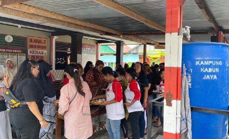 Warga di Lokalisasi KM 10, Kadun Jaya, Timika makan bersama pada perayaan ke-29 tahun lokasisasi tersebut. (Foto: Yonri/Seputarpapua)