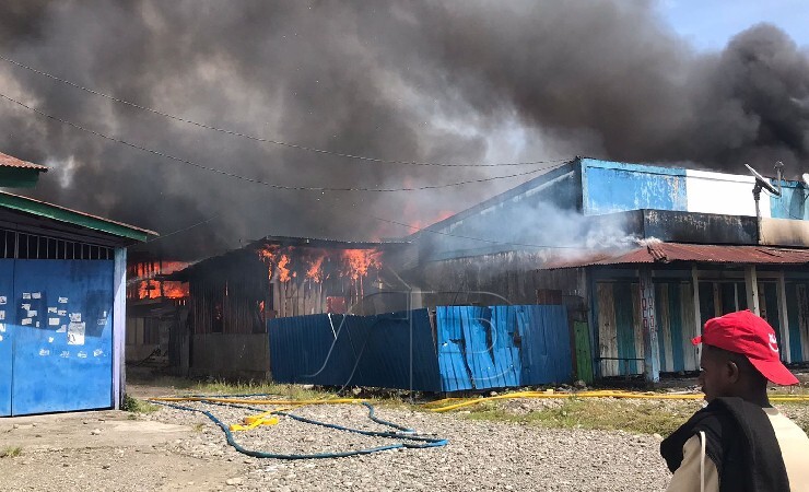 Aksi pembakaran yang dilakukan oknum warga saat rusuh terjadi di Yahukimo, Selasa (15/3/2022). (Foto: Ist)