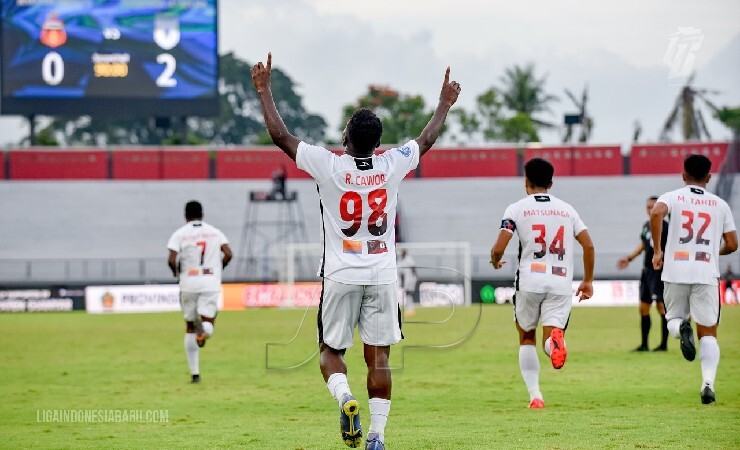 Selebrasi Ricky Cawor usai mencetak gol. (Foto: Official Liga)