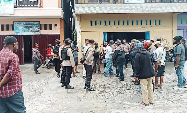 AKSI | Sekelompok CPNS formasi 2018 Kabupaten Puncak, Papua, melakukan aksi demo menuntut kejelasan nasib mereka, Kamis (17/3/2022). (Foto: Saldi/Seputarpapua)