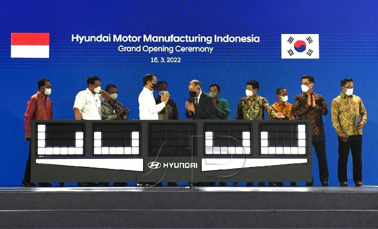 PERESMIAN | Presiden Joko Widodo saat meresmikan mobil listrik rakitan Indonesia. (Foto: Ist/Seputarpapua)