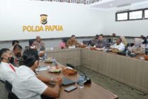 PERTEMUAN | Komnas HAM RI lakukan pertemuan dengan jajaran Polda Papua di Aula Cenderawasih Mapolda Papua, pada Senin, 21 Maret 2022. (Foto: Humas Polda Papua)