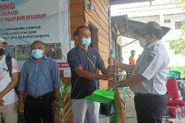 PENYERAHAN | Penyerahan alat kebersihan secara simbolis oleh Plt. Kadis DLH kepada pihak ketiga, Rabu (22/3/2022). (Foto: Kristin Rejang/Seputarpapua)