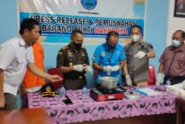 MUSNAHKAN | BNN Kabupaten Mimika, Papua, melakukan pemusnahan barang bukti narkotika jenis sabu-sabu sebanyak 33 paket dari tersangka berinisial AW, Rabu (23/3/2022). (Foto: Saldi/Seputarpapua)