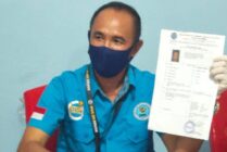 TUNJUK | Kepala BNN Kabupaten Mimika, Papua, Kompol Mursaling, menunjukkan data dan identitas oknum bandar narkotika yang masuk dalam daftar pencarian orang (DPO) BNN Kabupaten Mimika. (Foto: Saldi/Seputarpapua)