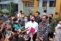 Haris Azhar bersama para aktivis Koalisi Masyarakat Sipil mendatangi Polda Metro Jaya, di Jakarta, Rabu, 23 Maret 2022