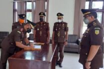 LANTIK | Kepala Kejaksaan Negeri Mimika, Sutrisno Margi Utomo melakukan pengambilan sumpah dan melantik Kepala Seksi Intelijen, Masdalianto, Kamis (24/3/2022). (Foto: Humas Kejari Mimika)