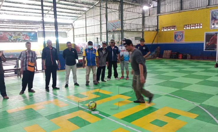 TENDANG | Ketua KKJB Mimika H Syaekuri menendang bola sebagai tanda pembukaan Turnamen Futsal KKJB Cup I. (Foto: Ist/Seputarpapua)