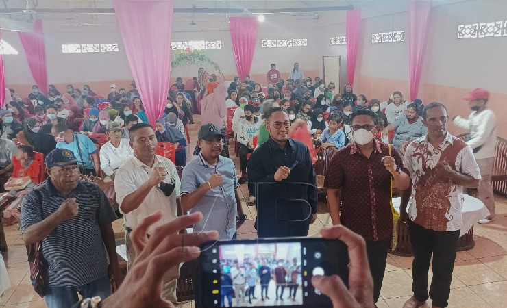 FOTO | Foto bersama anggota DPRD Mimika dari PSI bersama Kadistrik Mimika Baru, kepala kelurahan, dan masyarakat. (Foto: Mujiono/Seputarpapua)