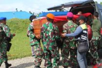 EVAKUASI | Proses evakuasi prajurit TNI dari Korps Marinir yang menjadi korban penyerangan oleh kelompok separatis Papua di Distrik Kenyam, Kabupaten Nduga, Papua, pada 26 Maret 2022. (Foto: Ist)