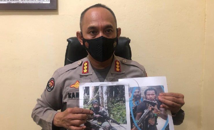 TUNJUK | Kasatgas Humas Ops Damai Cartenz 2022, Kombes Pol Ahmad Musthofa Kamal menunjukan gambar anggota KKB Toni Tabuni dan Kais Tabuni yang dilumpuhkan. (Foto: Humas Ops Damai Cartenz)