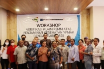 FOTO | Foto bersama Wakil Direktur Program dan Monev YPMAK Nur Ihfa Karupukaro bersama peserta workshop. (Foto: Humas YPMAK/Seputarpapua)