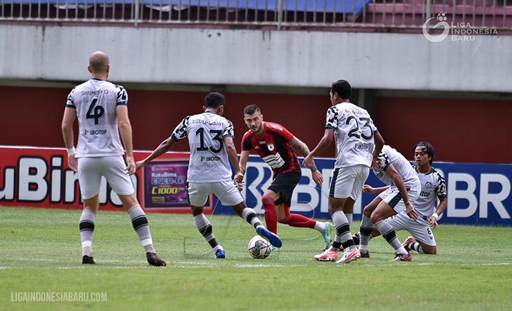 Persipura saat melawan Persikabo diputaran pertama. (Foto: Official Liga)
