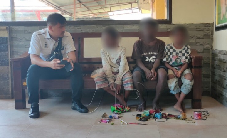 DIAMANKAN | Tiga anak dari Kwamki Narama yang diamankan lantaran kerap melakukan pencurian di area Basecamp Freeport, kini telah dipulangkan ke orangtuanya setelah dibina petugas 1x24 jam. (Foto: Saldi/Seputarpapua)